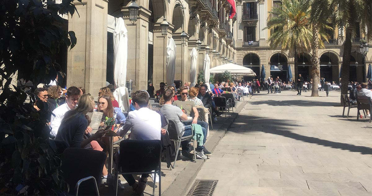 Los turistas vuelven a llenar las terrazas de Barcelona y contribuyen a la recuperación del PIB / AACPR