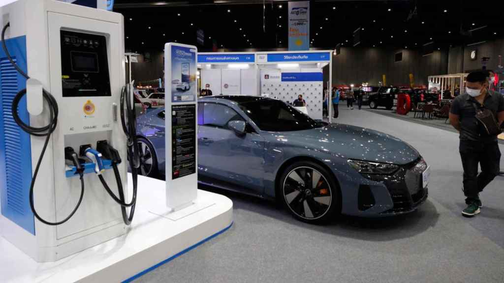 Una estación de carga para coches eléctricos en la muestra de automoción de Bangkok, Tailandia / EFE