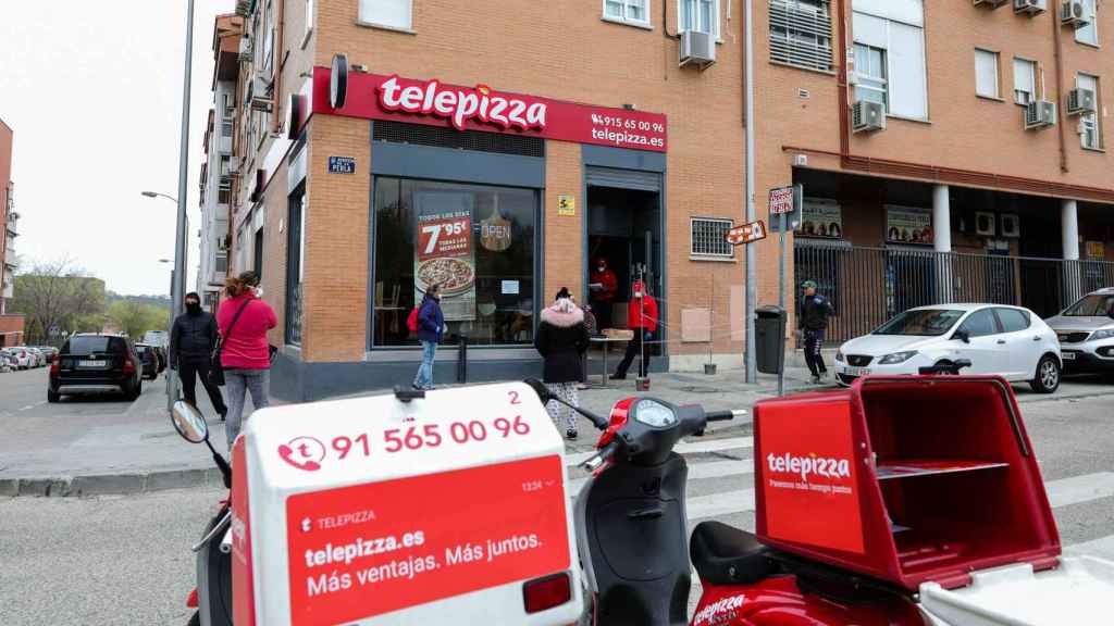 Imagen de unas motos de reparto junto a un establecimiento de Telepizza. Food Delivery Brands / EUROPA PRESS