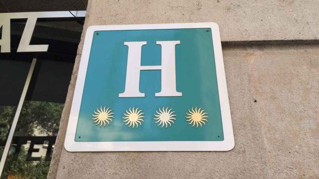 Placa que señaliza un hotel de cuatro estrellas: la hostelería critica al Govern / EP