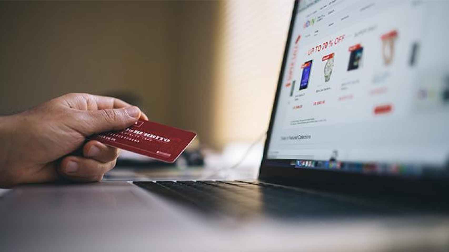 Un consumidor a punto de realizar una compra online / PEXELS