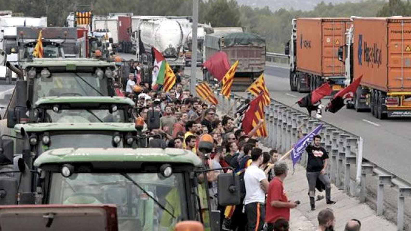 Unos tractores cortan la AP-2 en uno de los 'paros de país' que tuvieron lugar entre octubre y noviembre en Cataluña / EFE