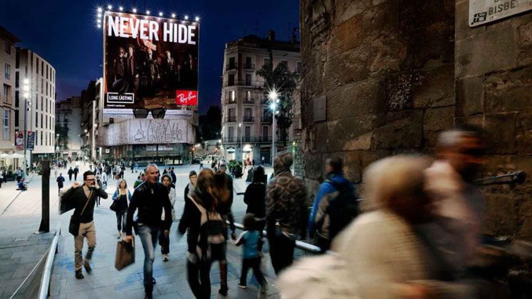 Turistas bajando por la calle del Bisbe de Barcelona hacia la plaza de la Catedral / CG