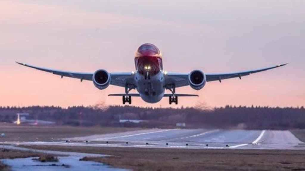 Una aeronave de Norwegian, durante una maniobra de despegue / EP