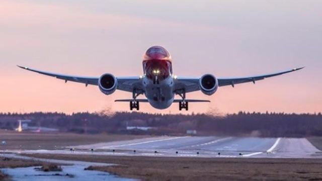 Una aeronave de Norwegian, durante una maniobra de despegue / EP