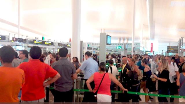 Imagen de una cola a las siete de esta mañana en los controles de El Prat / TWITTER
