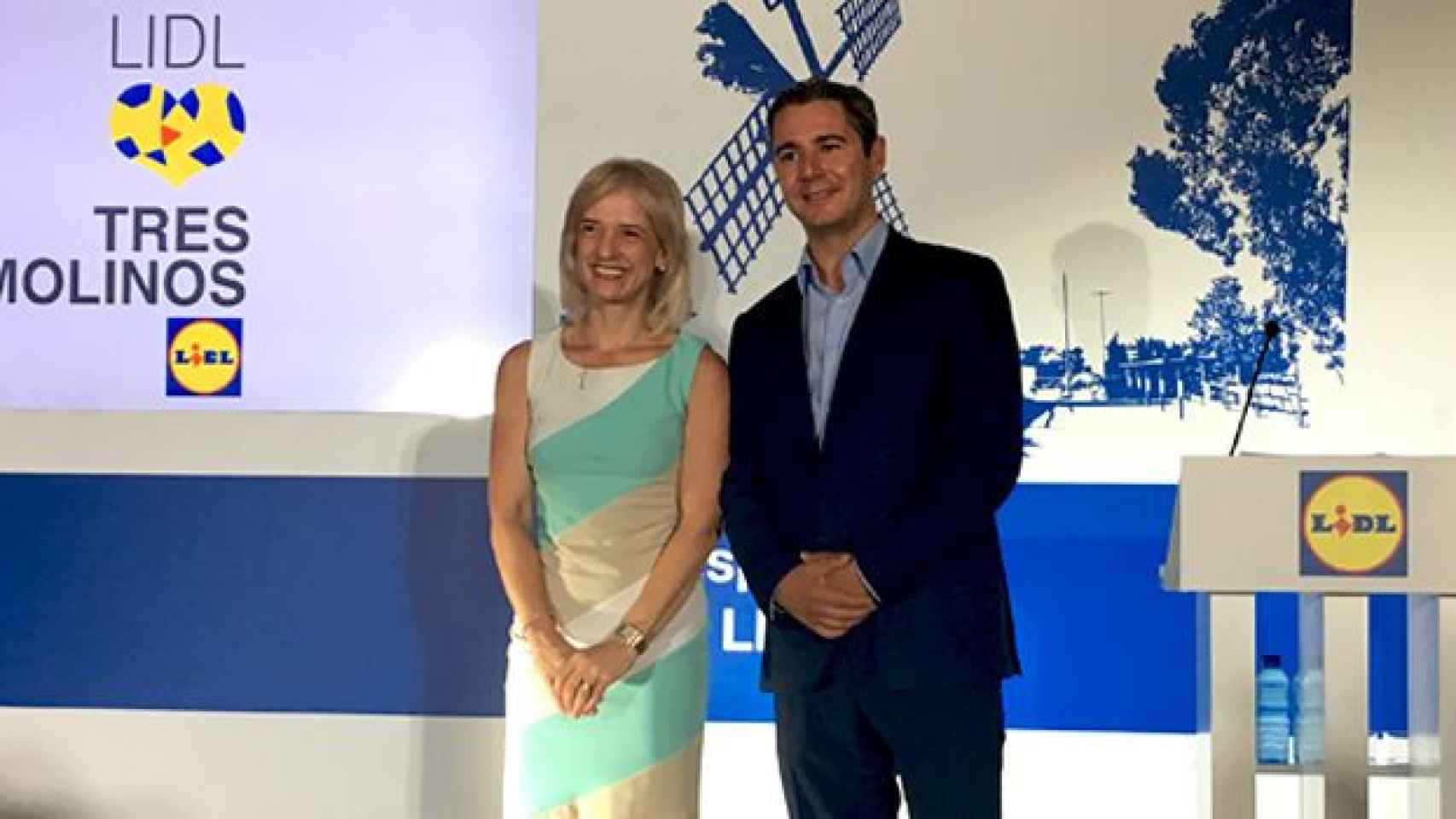 Alberto Lavín (i), director regional de expansión e inmuebles de Lidl en Cataluña, y Pilar Díaz (d), alcaldesa de Esplugues del Llobregat, en la presentación del futuro Lidl Tres Molinos / CG