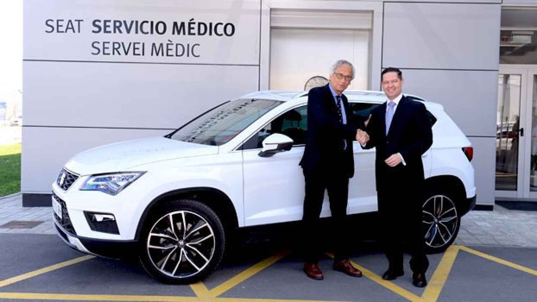 Bonaventura Clotet (i), el reconocido doctor que se incorpora al elenco de embajadores de Seat, junto al vicepresidente ejecutivo de recursos humanos del grupo, Xavier Ros / CG