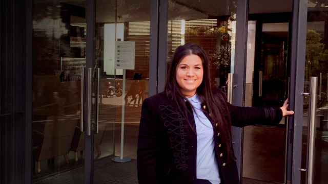 Susana Martínez Heredia, la 'gitana economista', en la puerta de la escuela de negocios Esade / CG
