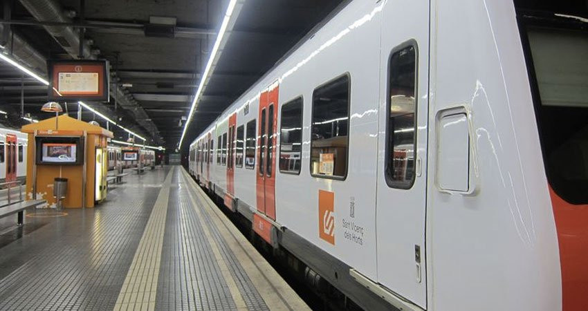 Uno de los convoyes de Ferrocarrils de la Generalitat de Catalunya (FGC) que opera en plaza Espanya de Barcelona / EP