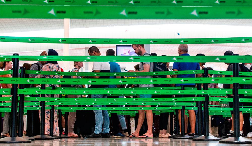 Escasas colas en los filtros de seguridad del aeropuerto de El Prat de Barcelona durante la huelga de vigilantes / EFE