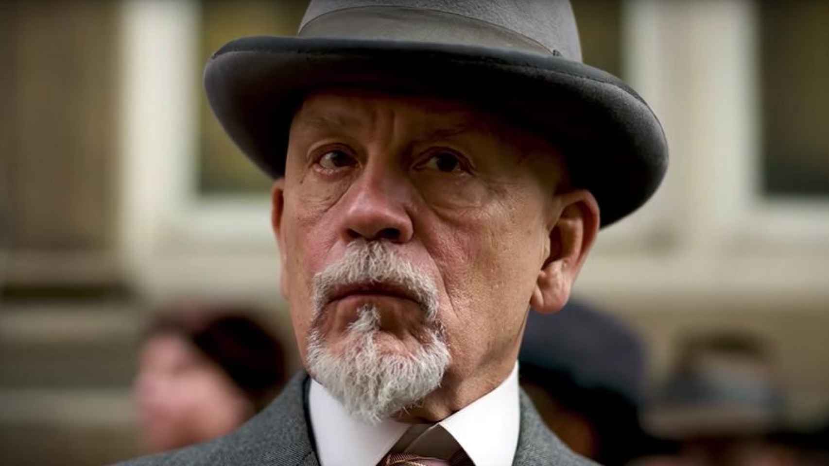 John Malkovich en el papel de Hércules Poirot en la miniserie 'El misterio de la guía de ferrocarriles'