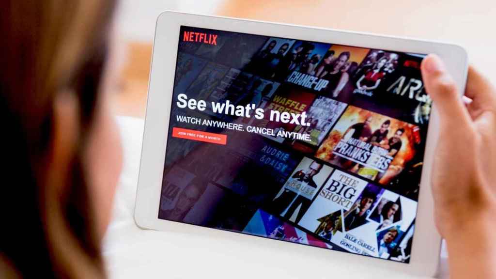 Un usuario de Netflix en su tableta / FREEPIK