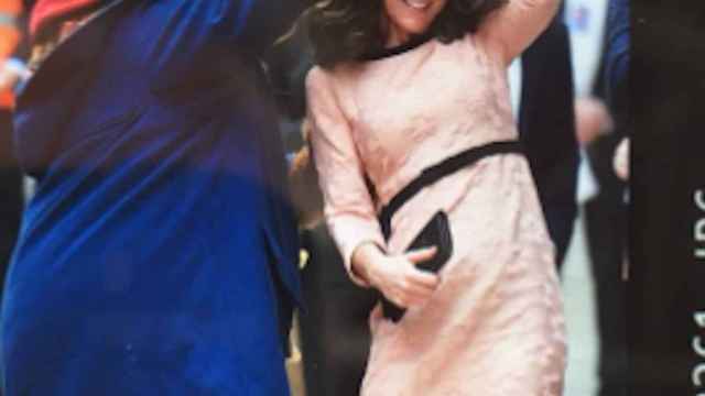 Kate Middleton en la estación de Londres bailando con el oso Paddington