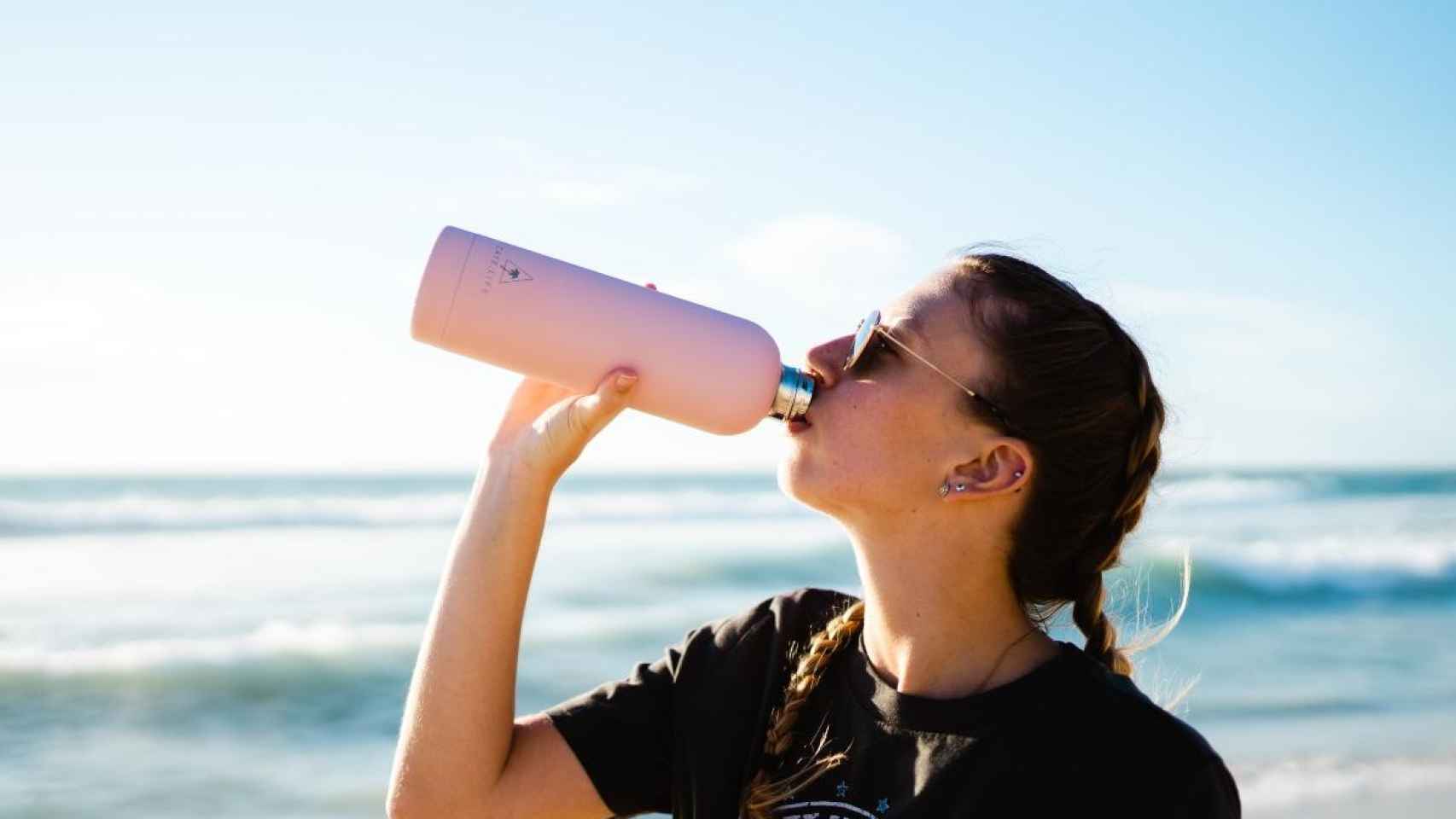 Una chica bebiendo agua / Dylan Alcock en UNSPLASH