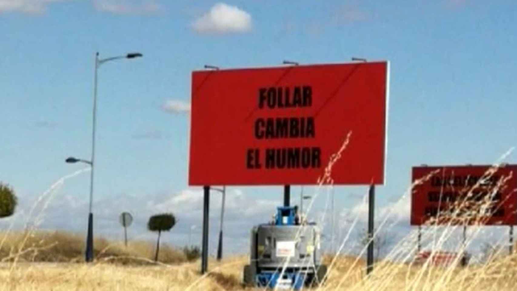 Carteles sobre sexo en una carretera / TWITTER