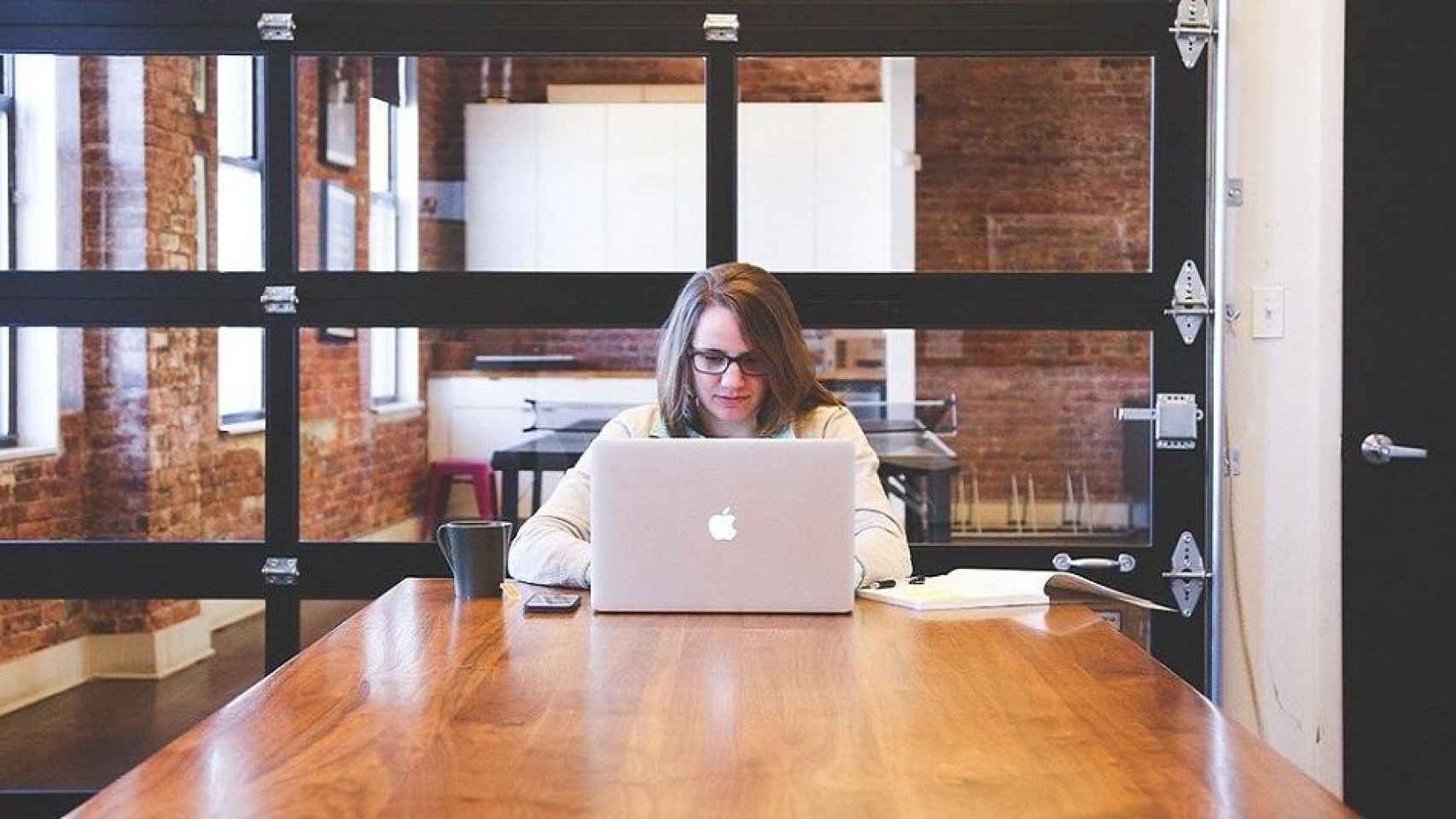 Chica estudiando, un ejemplo de lo que se ve en las universidades privadas de Barcelona / StartupStockPhotos EN PIXABAY