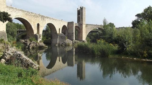 Puente de Besalú, uno de los pueblos que debes visitar en La Garrotxa / PIXABAY