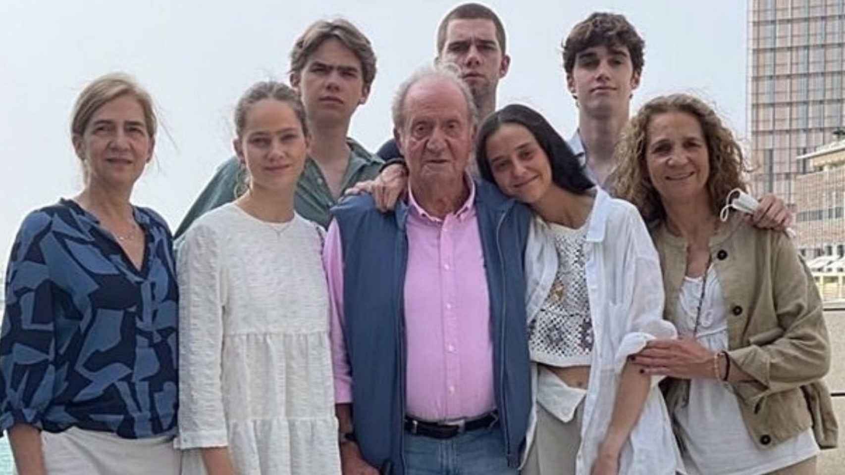 El rey Juan Carlos I junto a las infantas Cristina y Elena y sus nietos, Irene, Juan Valentín, Pablo y Miguel Urgandarin, y Victoria Federica / EP