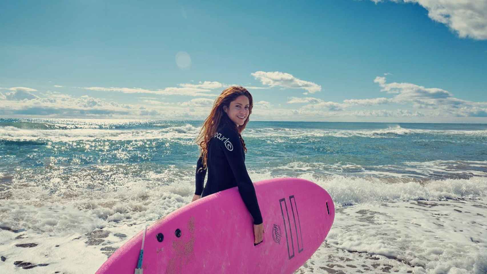 Shakira entra al mar con una tabla de surf bajo el brazo en Sitges /INSTAGRAM