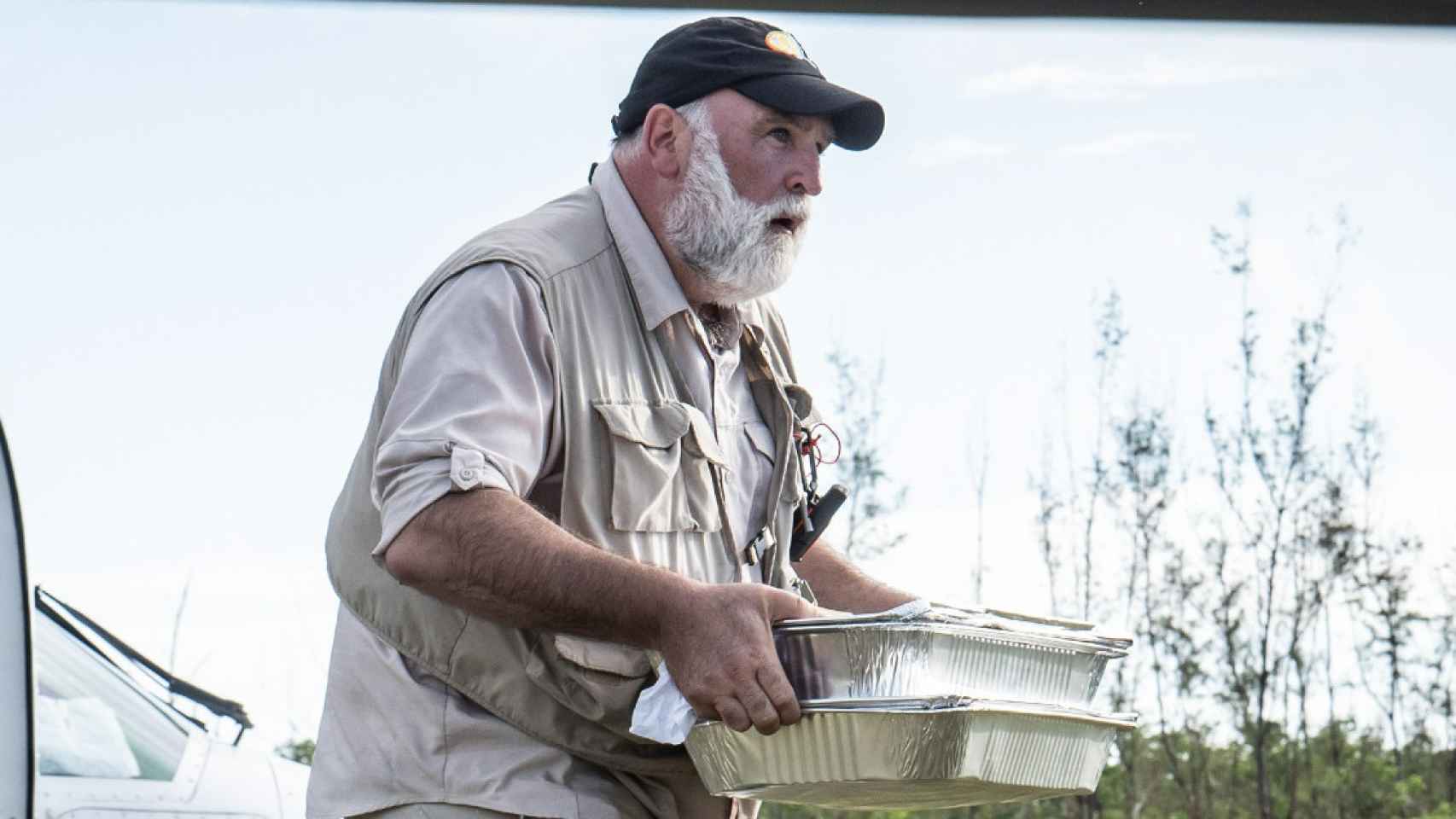 El chef José Andrés, portando comida en una de sus labores humanitarias /EP