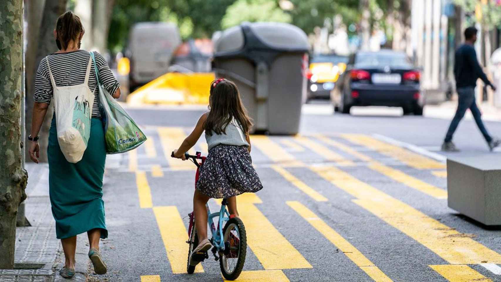 Una madre y su hija en bicicleta / CG