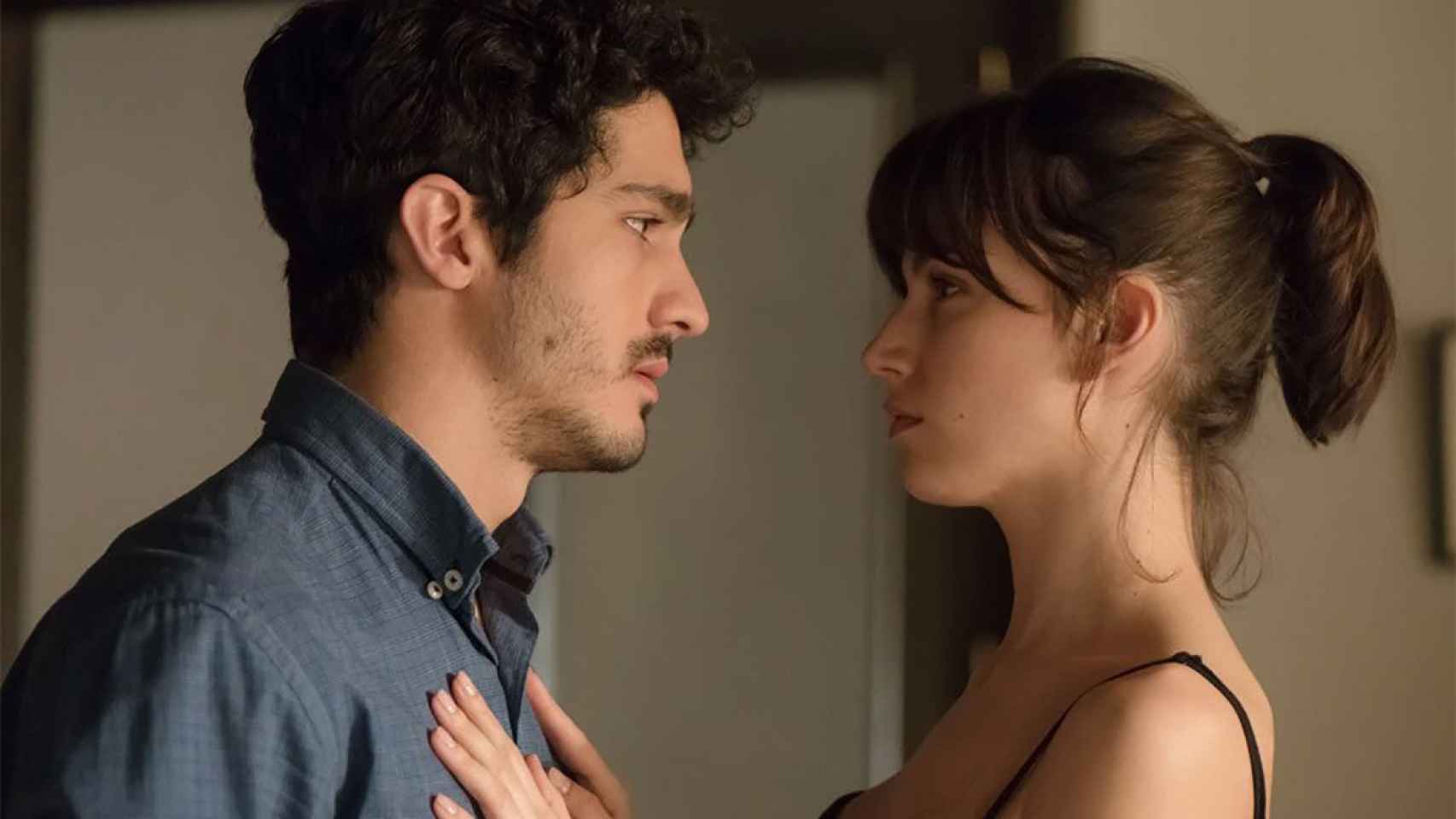 Úrsula Corberó y Chino Darín, en un capítulo de la serie que protagonizan / REDES