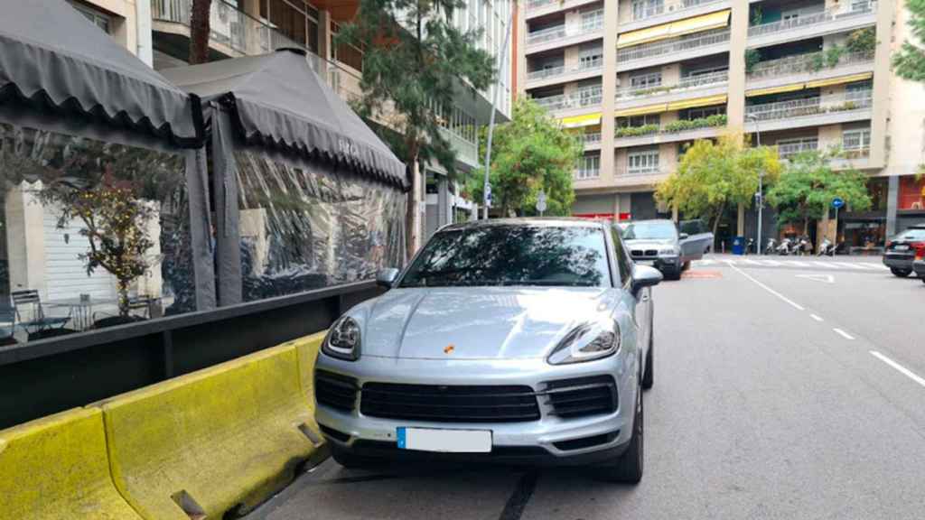 El coche de Gerard Piqué, aparcado de forma ilegal en la calle Beethoven de Barcelona / CG