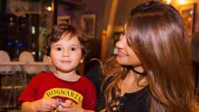 Antonella Roccuzzo con Mateo Messi en un restaurante