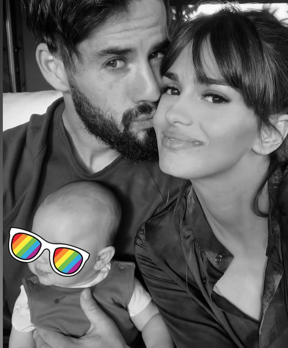 Isco Alarcón y Sara Sálamo con Theo