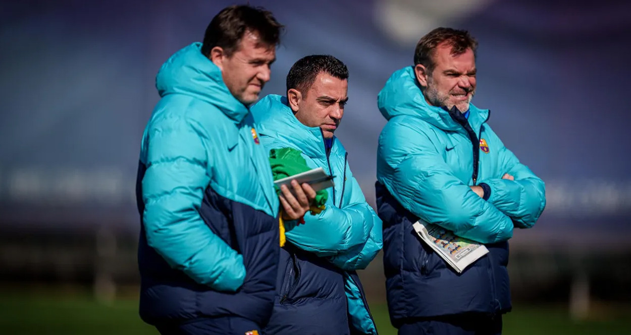 Xavi, junto a sus asistentes técnicos, dirigiendo un entrenamiento del Barça / FCB