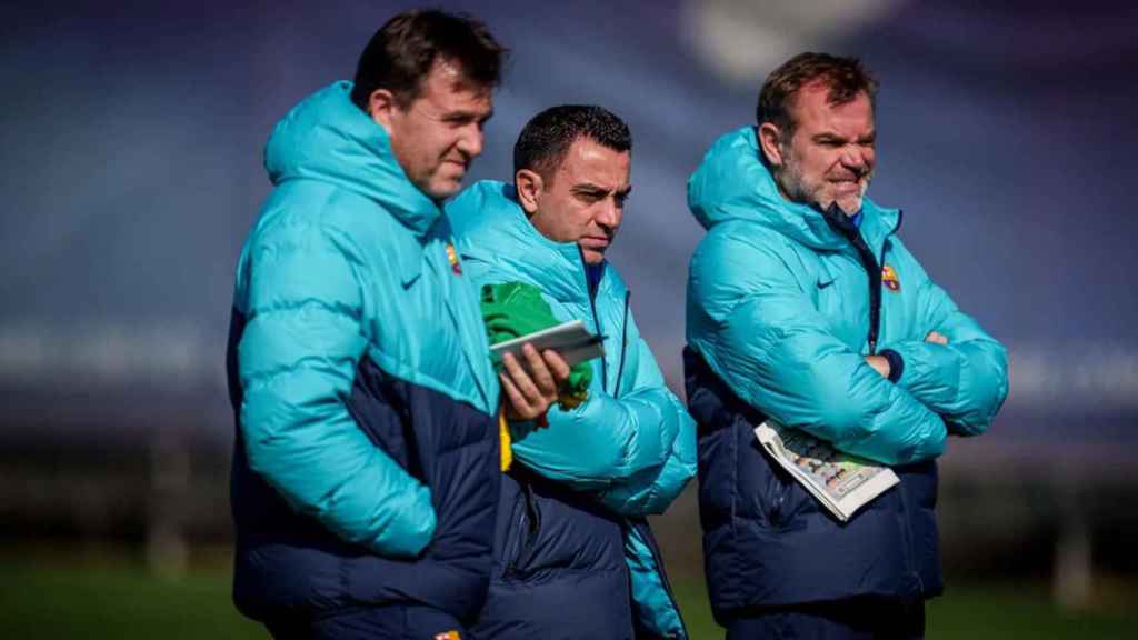 Xavi, junto a sus asistentes técnicos, dirigiendo un entrenamiento del Barça / FCB