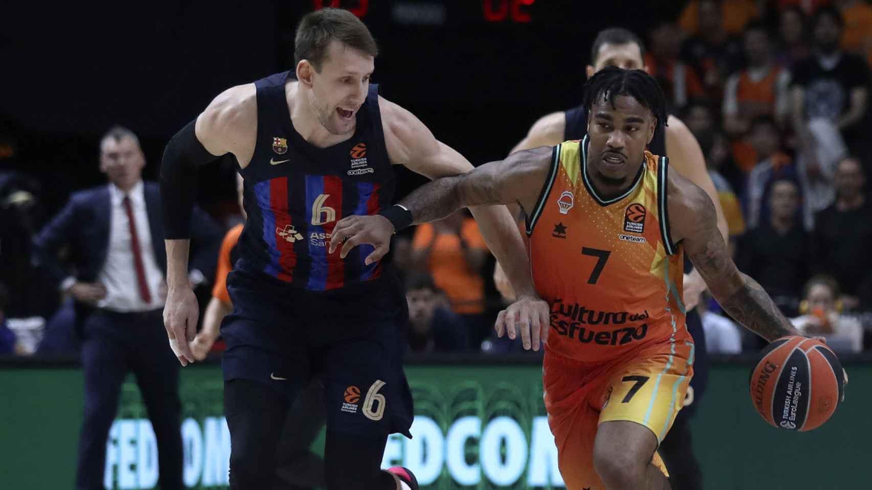 Jan Vesely, en una acción defensiva, durante el partido entre Barça y Valencia / FCB