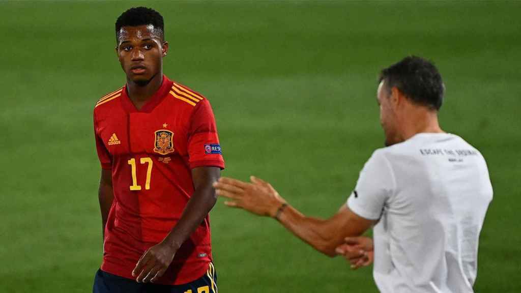 Ansu Fati, recibiendo instrucciones de Luis Enrique en un partido / REDES