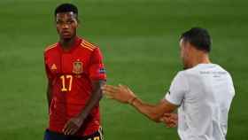 Ansu Fati, recibiendo instrucciones de Luis Enrique en un partido / REDES