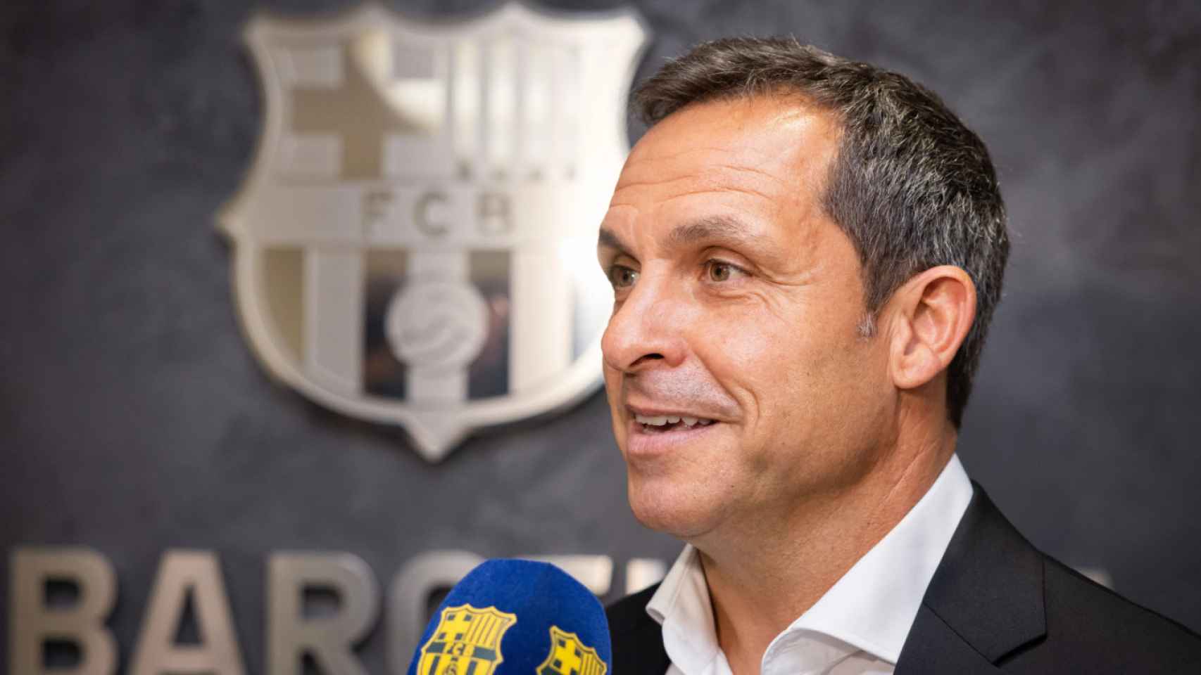 Barjuan atendiendo a los medios del club / FC Barcelona