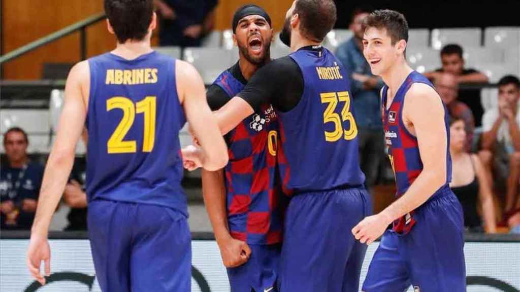 Brandon Davies celebra una canasta con sus compañeros del Barça de Basket | FCB