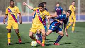 Kike Saverio en una acción de juego contra el Atlético Levante / FCB