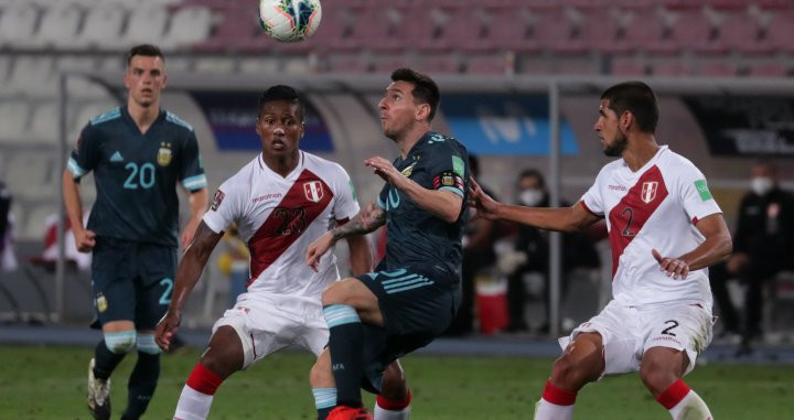 Messi con Argentina jugando contra Perú / EFE