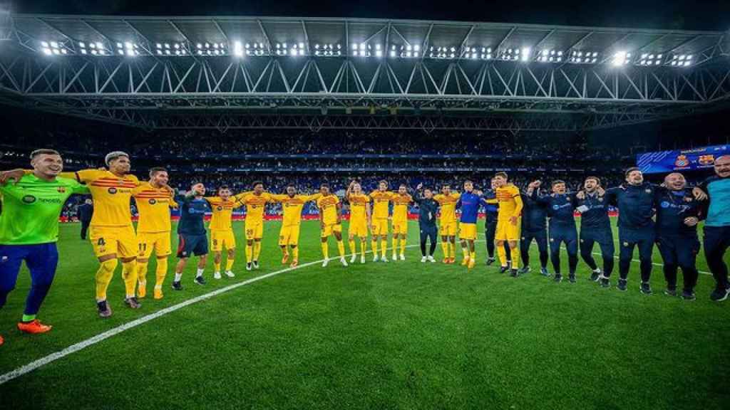 Los jugadores del Barça celebran la Liga en Cornellà-El Prat antes de la invasión de campo / REDES