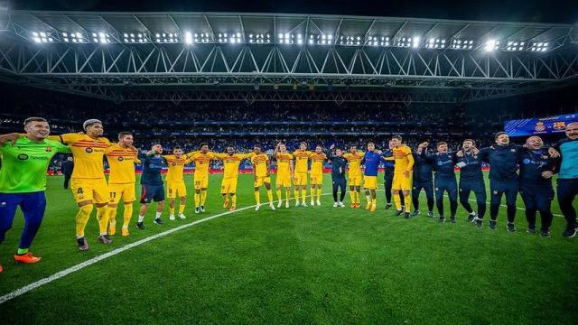 Los jugadores del Barça celebran la Liga en Cornellà-El Prat antes de la invasión de campo / REDES