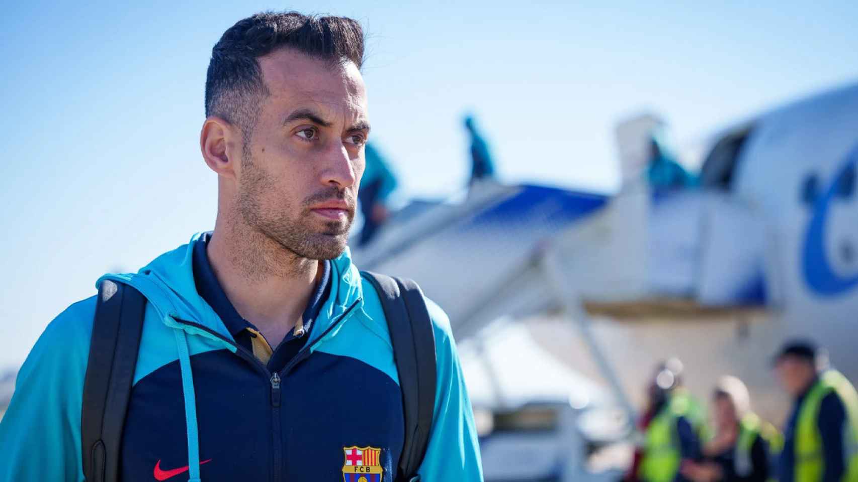 Sergio Busquets, líder y capitán del FC Barcelona, en un desplazamiento del equipo / FCB