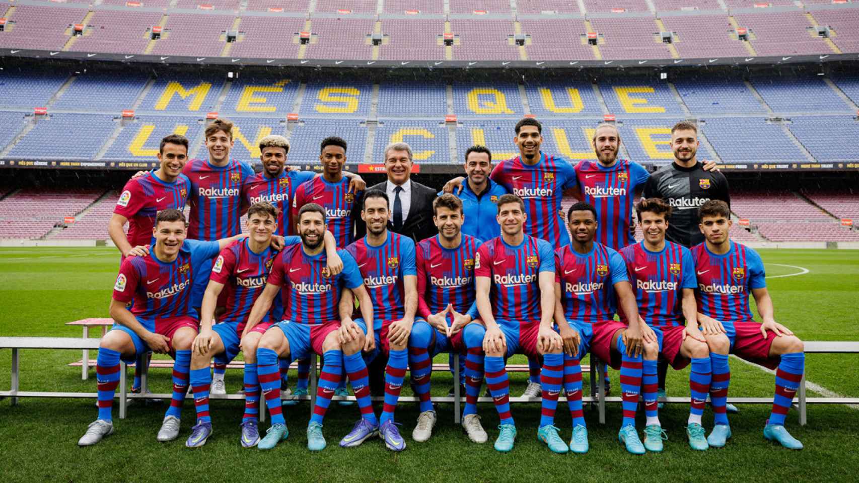 La foto del Barça con los jugadores formados en la Masia, junto a Joan Laporta y Xavi Hernández / FCB