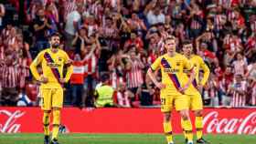 Frenkie de Jong, Gerard Piqué y Clément Lenglet lamentan el gol del Athletic / EFE