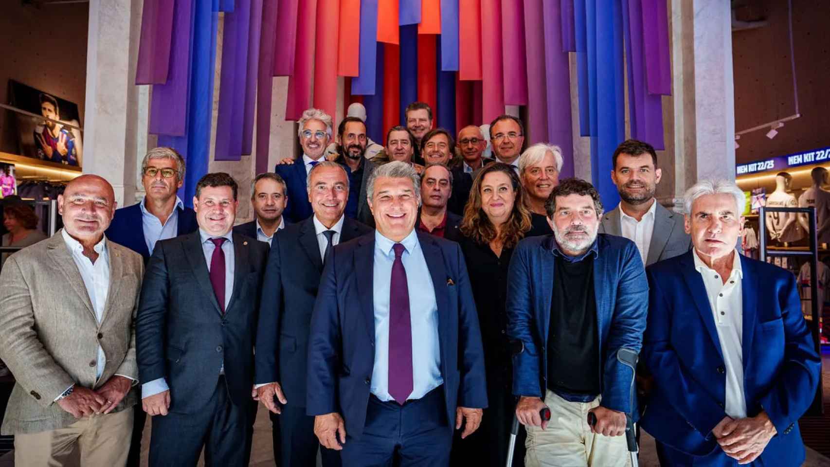 La junta directiva del FC Barcelona de Joan Laporta, con los vicepresidentes Romeu, Yuste, Fort, Guiu y Escudero a su lado, en la Barça Store / FCB