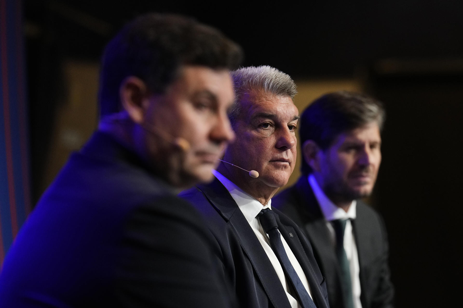 Joan Laporta junto a Eduard Romeu y Mateu Alemany comparece ante los medios / EFE