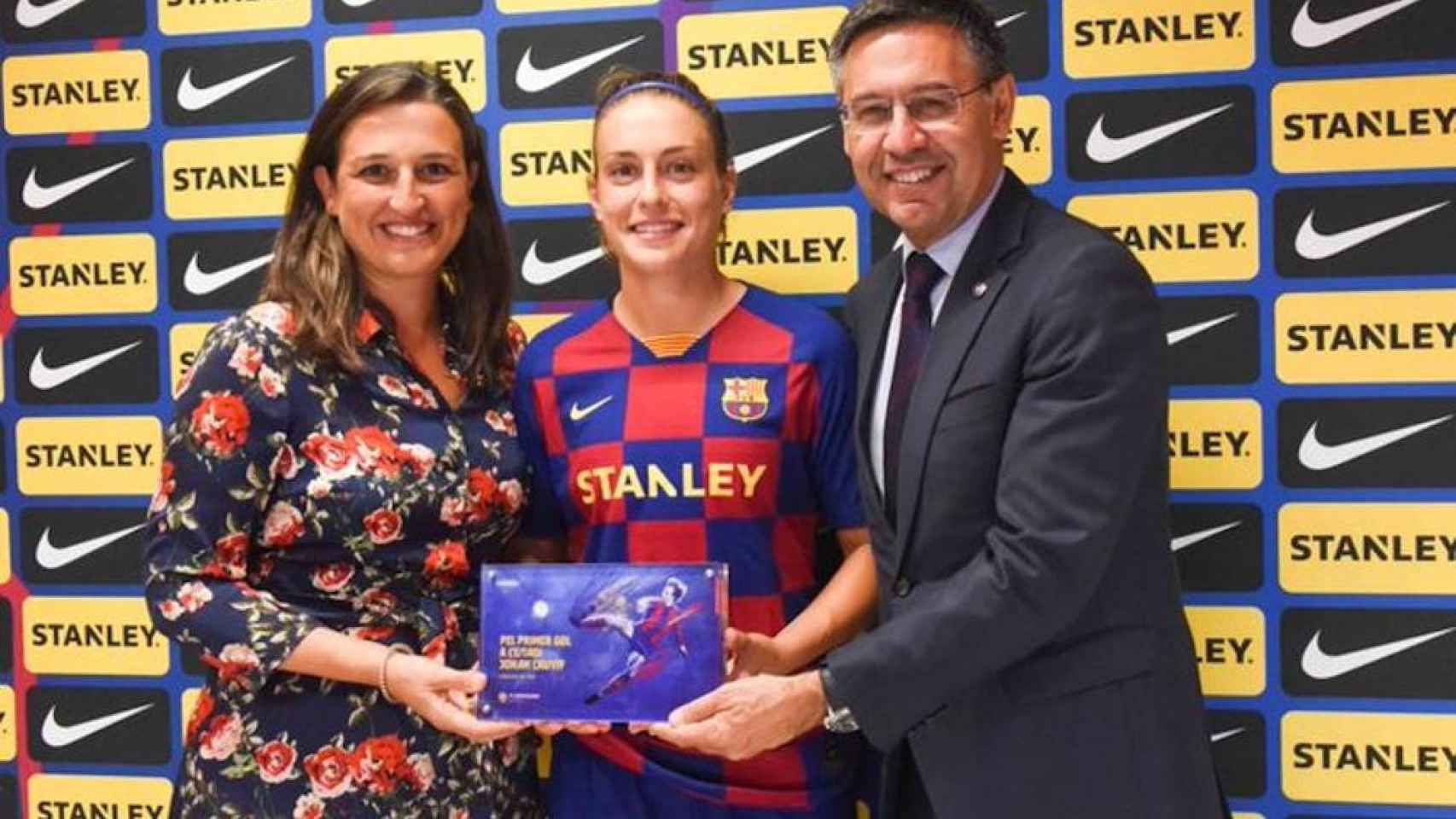 Una foto de Maria Teixidor, Josep Maria Bartomeu entregando una placa conmemorativa a Alexia Putellas / FCB