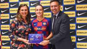 Una foto de Maria Teixidor, Josep Maria Bartomeu entregando una placa conmemorativa a Alexia Putellas / FCB