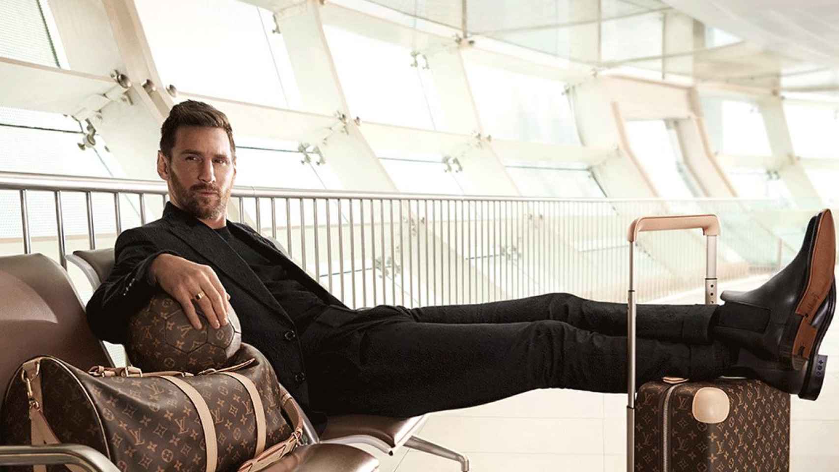 Messi posa con algunos productos de la marca Louis Vuitton / LOUIS VUITTON