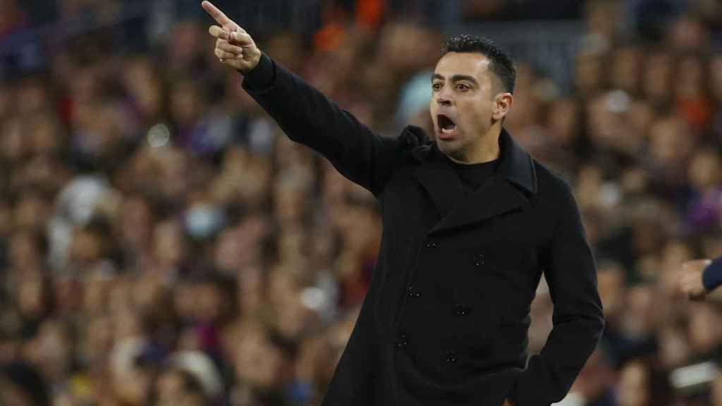 Xavi se dirige a sus jugadores durante el partido entre el Barça y el Almería / EFE